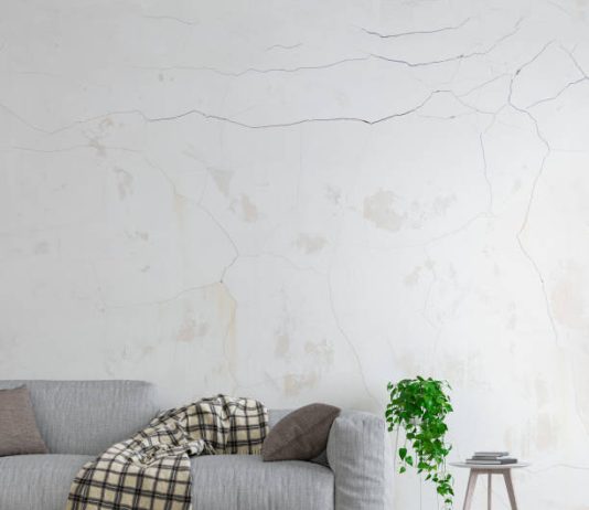 Wie man Rissbildungen in Wänden unkompliziert daheim behebt repariert Risse in Wänden