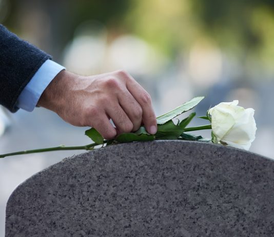 Würdevoll Abschied nehmen: Tipps für eine persönliche Trauerfeier nehmen