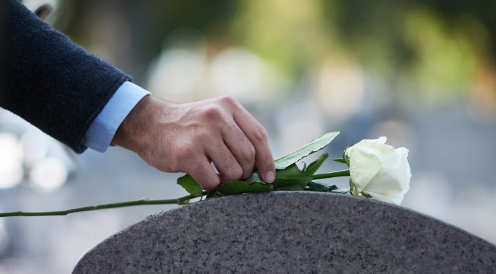 Würdevoll Abschied nehmen: Tipps für eine persönliche Trauerfeier nehmen